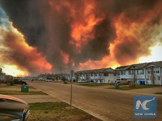 Photo taken by a resident shows out-of-control wildfire burning very close to Fort McMurray, west Canada, on May 3, 2016. [Photo/Xinhua]