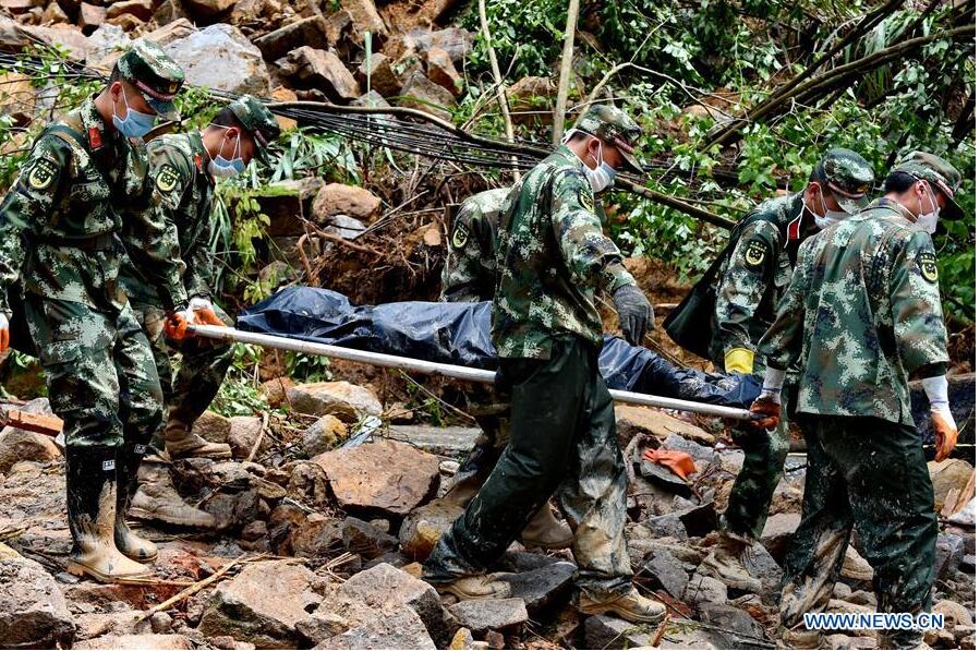 Rescuers carry the body of a victim at the landslide site in Taining County, southeast China's Fujian Province, May 9, 2016.[Photo/Xinhua] 
