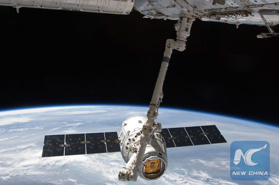 The SpaceX Dragon capsule is connected with the International Space Station with the robotic arm, on May 25. 2012.[Photo/Xinhua]