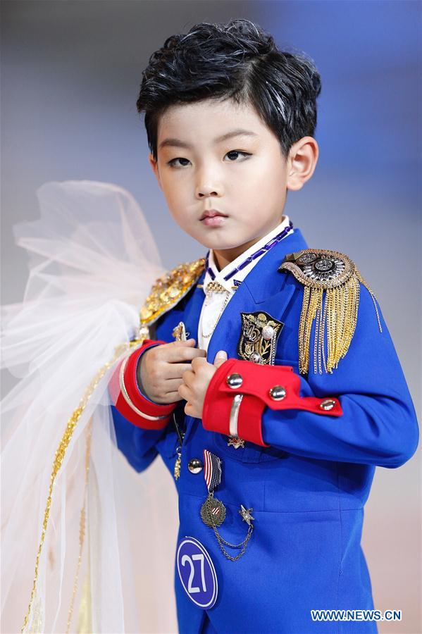 A participant presents a creation at a mini model contest during the 16th China (Qingdao) International Fashion Week in Qingdao, east China's Shandong Province, May 14, 2016. More than 200 children from all over the country took part in the contest. [Photo/Xinhua]