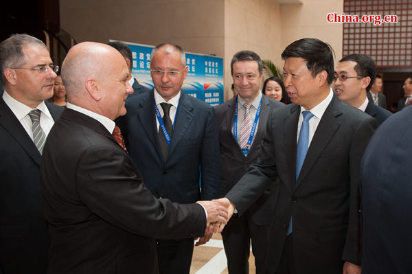 Song Tao, minister of IDCPC, shakes hands with European delegates before the opening ceremony of the 5th China-Europe High-Level Political Parties Forum on May 17 in Beijing. [Photo by Chen Boyuan / China.org.cn]