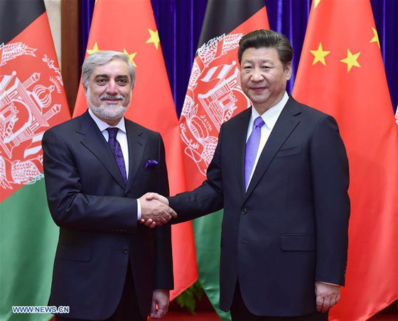 Chinese President Xi Jinping (R) meets with visiting Afghan Chief Executive Abdullah Abdullah in Beijing, capital of China, May 17, 2016. [Photo/Xinhua]