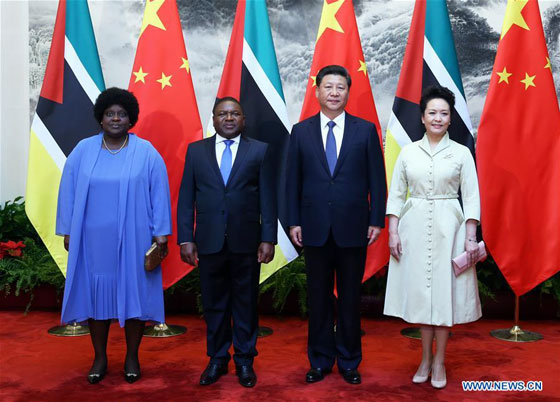 Chinese President Xi Jinping (2nd R) and his wife Peng Liyuan (1st R) pose for a group photo with Mozambican President Filipe Jacinto Nyusi (2nd L) and his wife at the Great Hall of the People in Beijing, capital of China, May 18, 2016. Xi held talks with Nyusi in Beijing on Wednesday. [Photo/Xinhua]