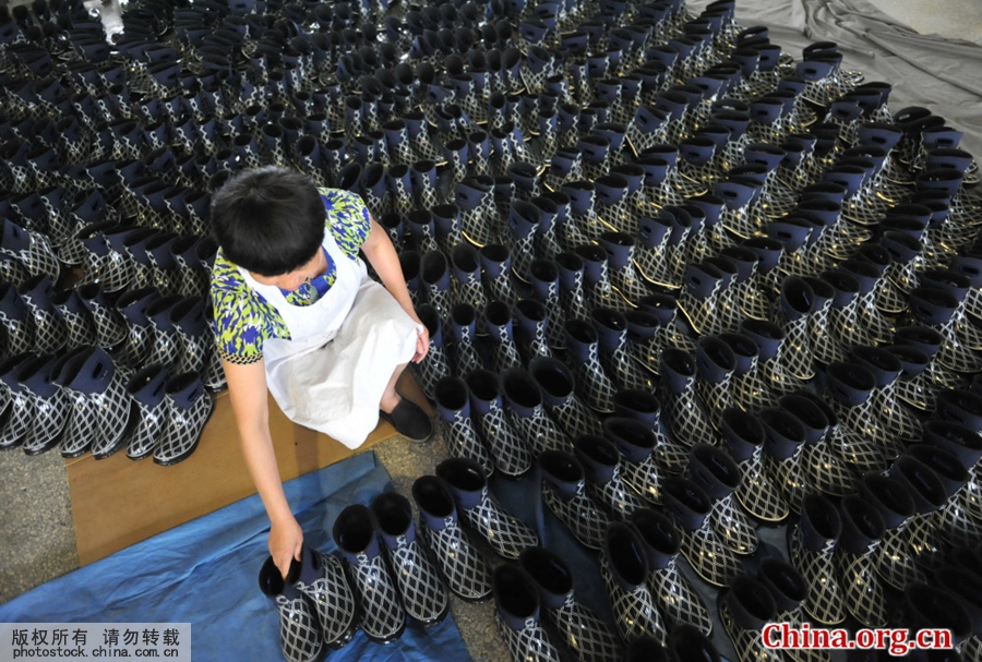 5月15日，浙江省临安市一家鞋业有限公司的员工在整理各式雨鞋。[中国网图片库 胡剑欢 摄]