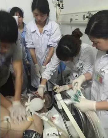 Photo shows the rescue of Wang Jun, a doctor with Shaodong County People's Hospital in Shaoyang City, central China's Hunan Province on May 18, 2016. [Photo: weibo.com]