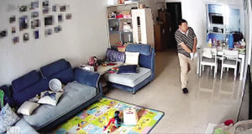 A surveillance camera captures a thief stealing at a resident’s home in southwest China's Chongqing municipality on May 10, 2016. [Photo: cnr.cn]