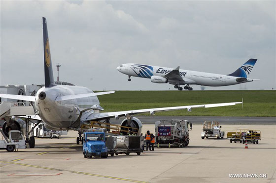 Photo taken on May 19, 2016 shows an airplane of EgyptAir taking off at the Charles de Gaulle Airport, in Paris, France. [Photo/Xinhua]