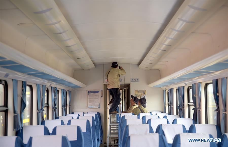 Workers install WiFi device on a train administrated by the railway bureau of Chengdu, capital of southwest China&apos;s Sichuan Province, May 20, 2016. This year WiFi would be installed on 100 non-high-speed trains run by Chengdu railway bureau in order to enrich the experience of passengers. (Xinhua/Xue Yubin) 