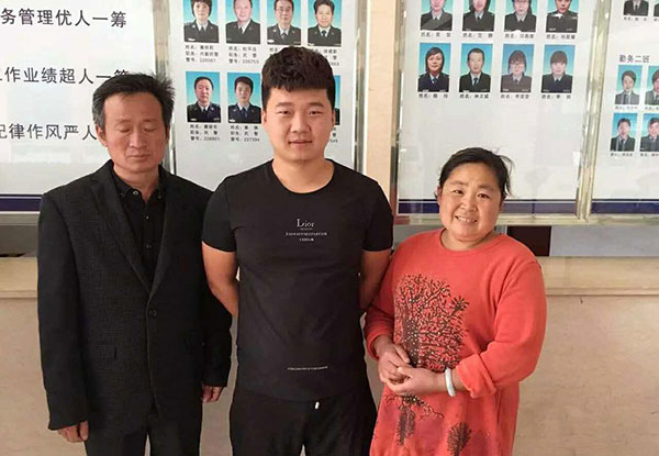 Tian Xiaomeng (middle) who saved Li and his family poses for a photo with Li and his wife in Jiangyin city in east China's Jiangsu Province on Sunday, May 22, 2016. [Photo: The Paper]