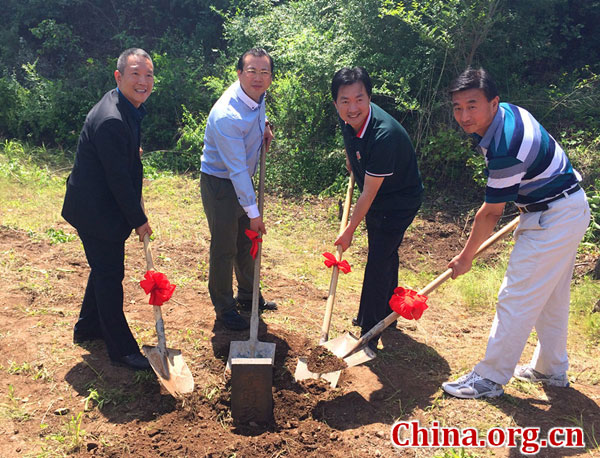 Li Guoyong, sponsors and guests lay the foundation stone tablet of the 'Li Shizhen's 'Compendium of Materia Medica' Botanical Garden' in Huairou, Beijing, on May 24, 2016. [Photo by Zhang Rui / China.org.cn] 