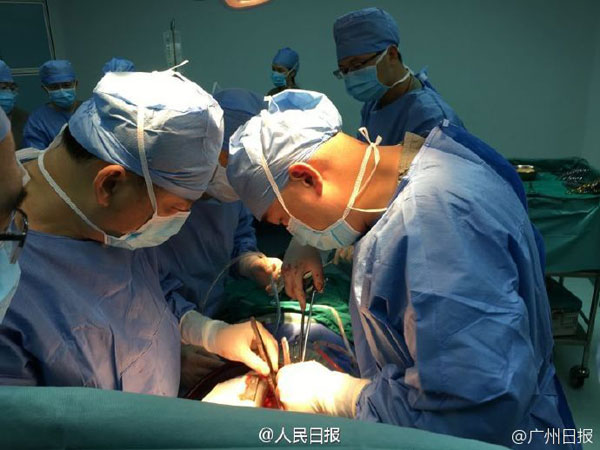 An organ transplant surgery is performed in Zhongshan People's Hospital in Guangdong Province, May 24, 2016. [Photo: weibo.com]
