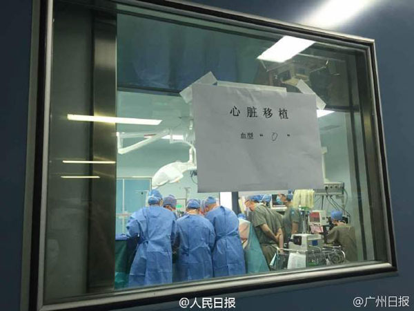 A heart transplant surgery is performed in Zhongshan People's Hospital in Guangdong Province, May 24, 2016. [Photo: weibo.com] 