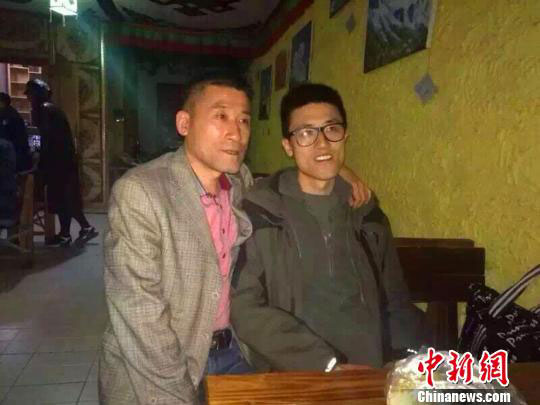 Missing hiker Zou Ming (R) with his Dad, after allegedly cutting off contact with his family for 17 days, and traveling alone to southwest China's city of Lhasa in Tibet. [Photo: yangtse.com]