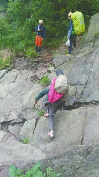 Rescue workers search for missing man Zou Ming in Heizhugou Natural Reserve in southwest China's Sichuan Province. [Photo: qq.com]