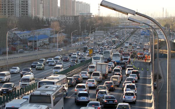 The Fourth Ring Road in Beijing in a morning rush hour. City authorities are working on solutions to ease the pressures on traffic in the city. [Photo/China Daily]