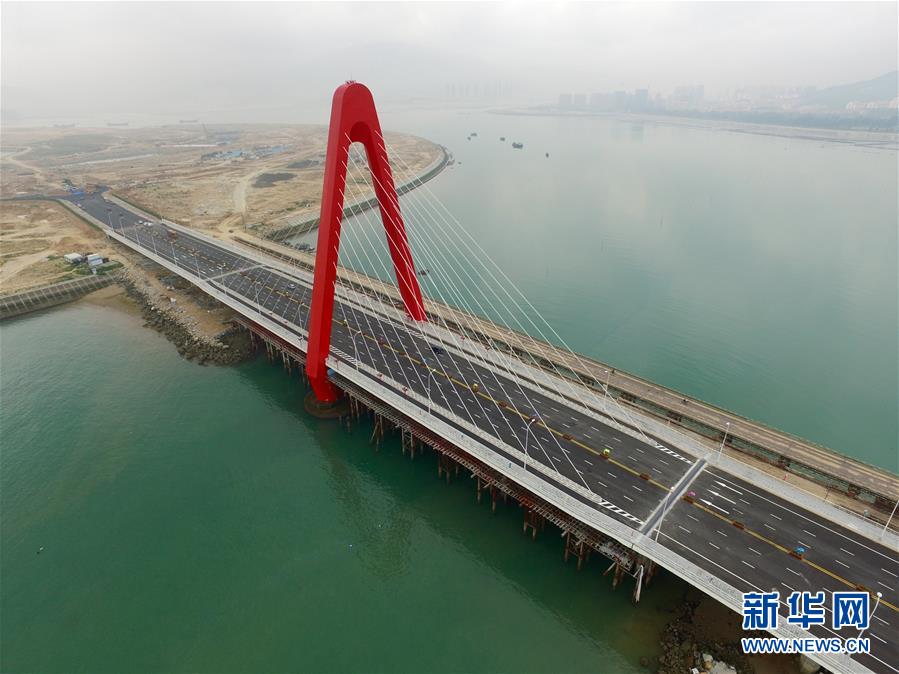 A 1,010.8 meter bridge which links Double Happiness Island with Zhangzhou Development Zone is completed in southeast China's Fujian Province, May 27, 2016. [Photo: Xinhua]