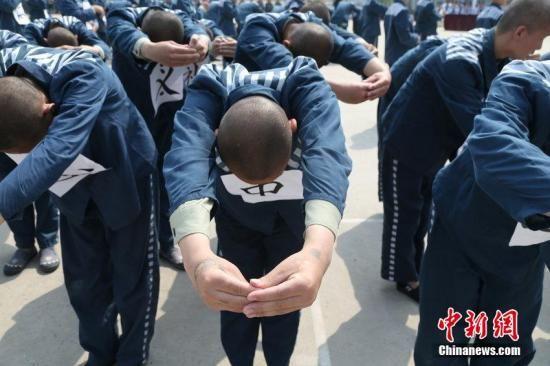Photo taken on April 28, 2015 shows over 1000 young offenders reading 'Di Zi Gui', a Chinese ancient book emphasizing the basic requirements for being a good person, at a Juvenile Hall in Zhengzhou city, Henan province. [Photo: qq.com]