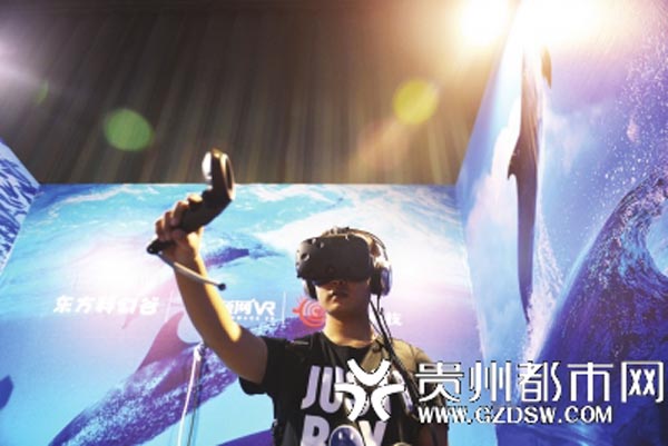 A staff member of the East Valley of Science and Fantas demonstrates VR gadgets at the Big Data Expo 2016 in Guiyang, capital of Southwest Chian's Guizhou province, May 25, 2016. [Yang Xingbo/For China Daily]