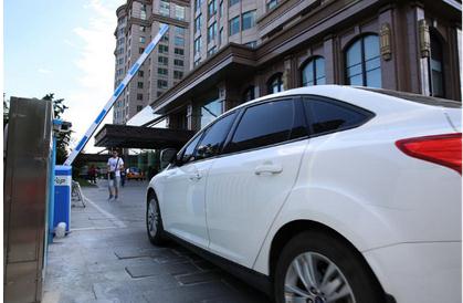 The file photo shows a car moving into a smart parking lot in Beijing. [Photo: sina.com.cn]