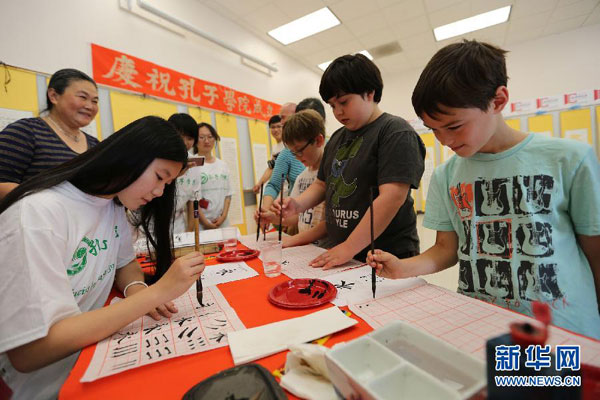 Students practice Chinese calligraphy in the Confucius Institute in San Francisco State University, September 27, 2014. [Photo: Xinhua] 