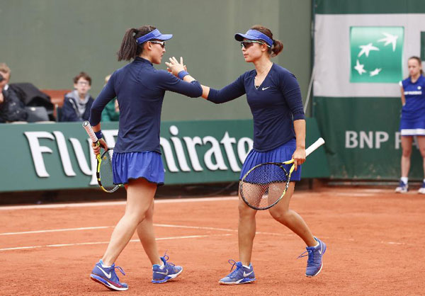Zheng Saisai (L) and Xu Yifan advances to the women's doubles quarterfinals after beating Aleksandra Krunic of Serbia/Mirjana Lucic-Baroni of Croatia 7-5, 7-5 on May 29, 2016. [Xinhua]