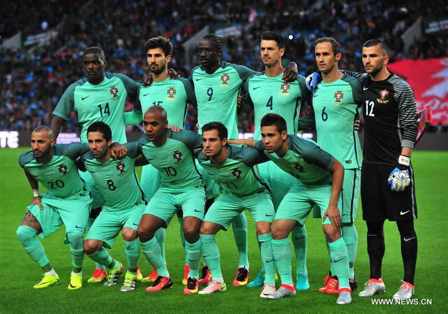 Portugal's players pose for a photo prior to a friendly soccer match between Portugal and Norway in preparation for Euro 2016 at Dragon Stadium in Porto, Portugal, May 29, 2016. Portugal won 3-0. [Photo/Xinhua]