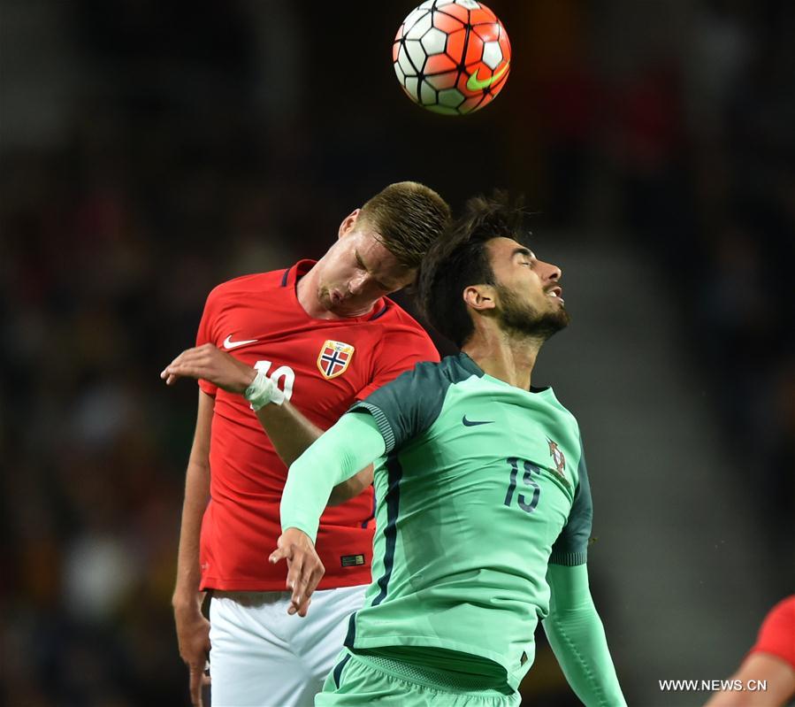 Portugal's Andre Gomes (R) vies with Norway's Markus Henriksen during a friendly soccer match between Portugal and Norway in preparation for Euro 2016 at Dragon Stadium in Porto, Portugal, May 29, 2016. Portugal won 3-0. [Photo/Xinhua]