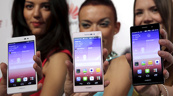 Hostesses hold Ascend P7 smartphones, launched by Huawei Technologies during a presentation in Paris. [Photo/Agencies]