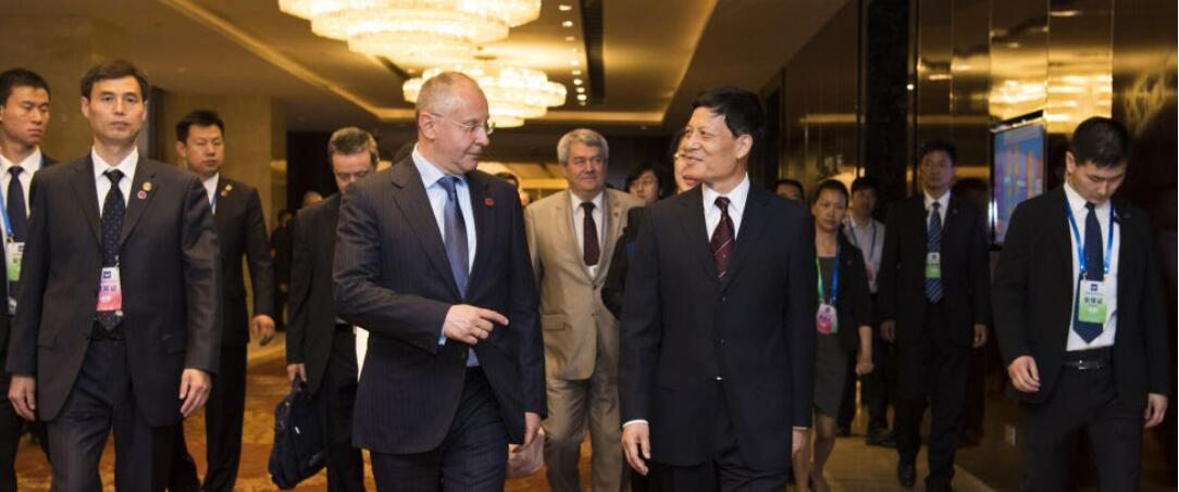 Xie Fuzhan, Party chief of the Henan Province (R1, front) walks with principal delegate of the 5th China-Europe High-Level Political Parties Forum to enter the venue on May 19.