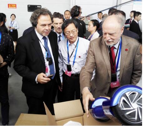 Delegates watch Balance Wheels made in Zhengzhou, which will be exported to France, on May 19.