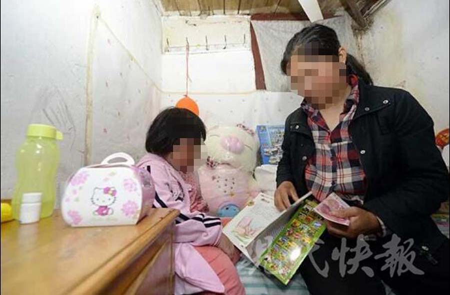 The mother and daughter could only afford to squeeze themselves into a room, two-meters square. [Photo: Modern Express] 