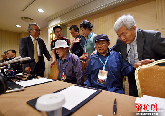 Chinese nationals on behalf of the wartime Chinese forced laborers in Japan signs a deal with Mitubishi Materials in Beijing on June 1, 2016. [Photo/Chinanews.com]