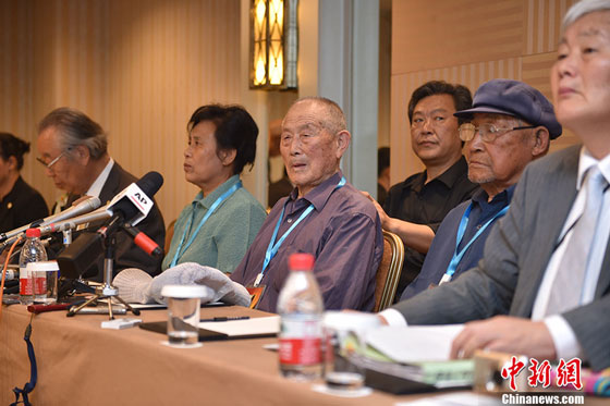 Chinese nationals on behalf of the wartime Chinese forced laborers in Japan signs a deal with Mitubishi Materials in Beijing on June 1, 2016. [Photo: Chinanews.com]   