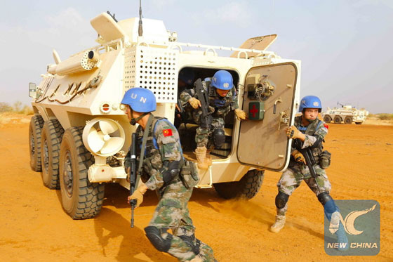 Chinese peacekeepers of UN Mali Mission take part in an exercise against emergency in Gao, Mali, Oct. 20, 2014.[Photo/Xinhua]