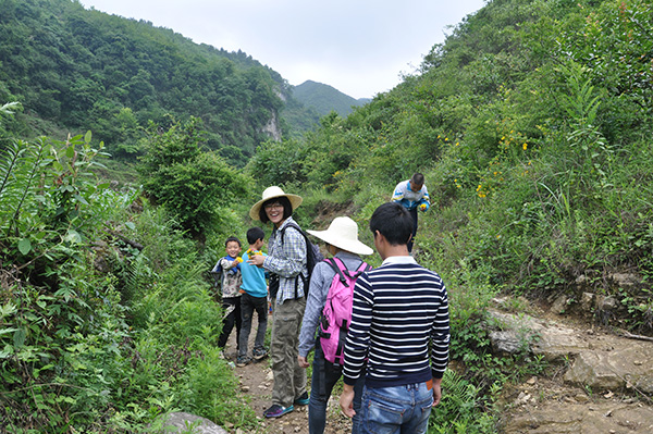 Liu and students of the Shaba primary school on an excursion in Qianxi county. [Photo/China Daily]