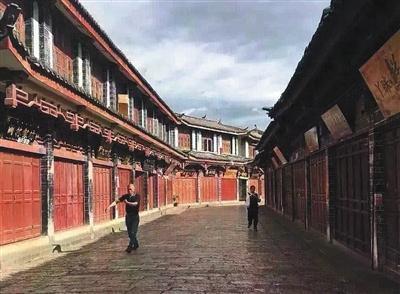 Thousands of business people closed their stores at day time on last Wednesday in Lijiang Ancient Town, Yunnan Province, signaling a gesture of protest against the local administration’s decision to charge for entrance tickets to the famously well-preserved old town.[Internet photo] 