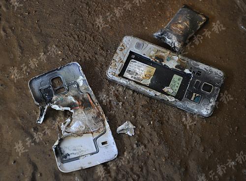 The burned Samsung phone. [Photo/ Chutian Metropolis Daily]