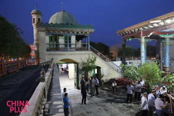 People at Rasta Mosque prepare to perform Tarawih prayers, in Kuqa county, northwest China’s Xinjiang Uygur Autonomous Region, on June 5 - the eve of Ramadan. [Photo: CRIENGLISH.com/Jessica Davis]