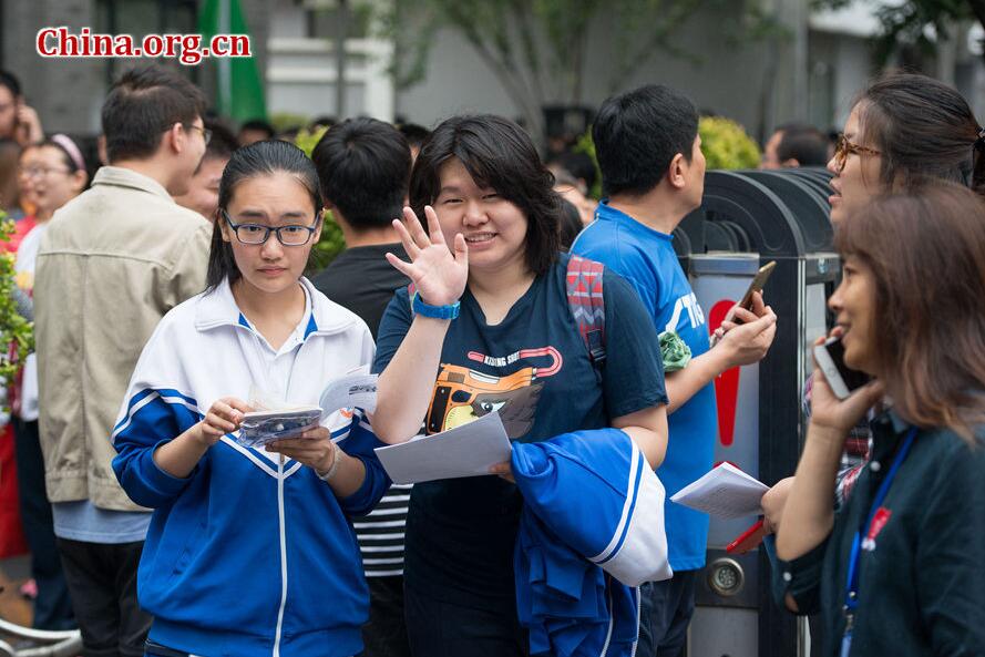 Students wait to enter Beijing No. 2 Middle School, a venue for the national college entrance examination, on the morning of June 7, the first day of the two-day exam. [Photo by Chen Boyuan / China.org.cn]