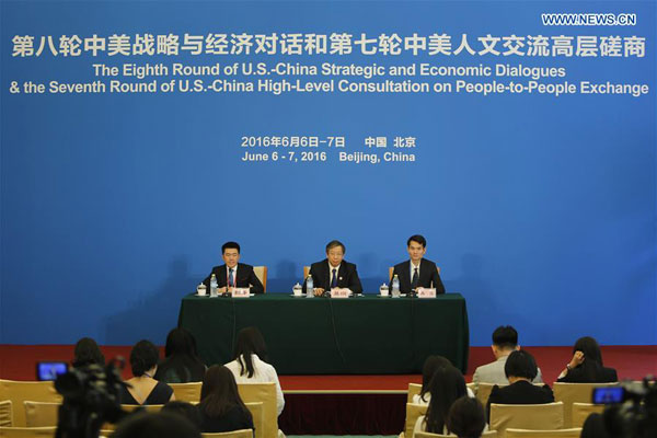 Yi Gang (C), vice governor of the People's Bank of China, attends a press conference during the eighth round of China-U.S. Strategic and Economic Dialogues and the seventh round of China-U.S. High-Level Consultation on People-to-People Exchange, in Beijing, capital of China, June 7, 2016. [Photo / Xinhua]