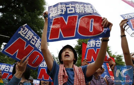 People attend a demonstration in front of the Diet (parliament) building in Tokyo, Japan, May 24, 2015. About 15,000 people participated in the rally against the construction of the U.S. base in Henoko, Okinawa Prefecture. [Photo/Xinhua] 