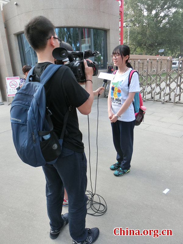 Chen Lin takes an interview from media. She says she is a little bit of worries about the examination result, but she thinks everything will be fine after the release of result. Also, she is interested in Beijing University of Civil Engineering and Architecture, she hopes that she could get in. [Photo by Yu Winglam / China.org.cn]