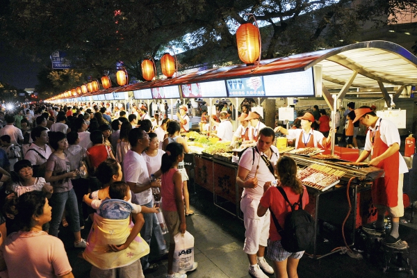 File photo of the Donghuamen night market in Beijing. [Photo: hexun.com] 
