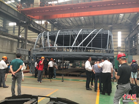 Journalists visit the workshop of the prototype of the Transit Elevated Bus on June 6. [Photo from China News Service] 