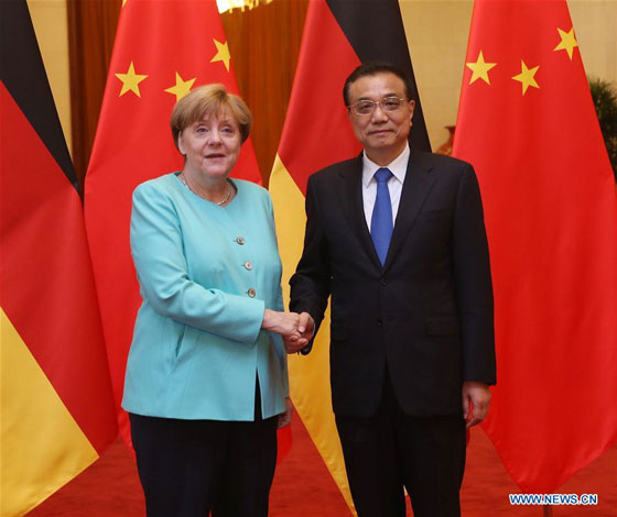 Chinese Premier Li Keqiang (R) shakes hands with German Chancellor Angela Merkel at a welcoming ceremony for Merkel before their talks at the Great Hall of the People in Beijing, capital of China, June 13, 2016. [Photo/Xinhua]