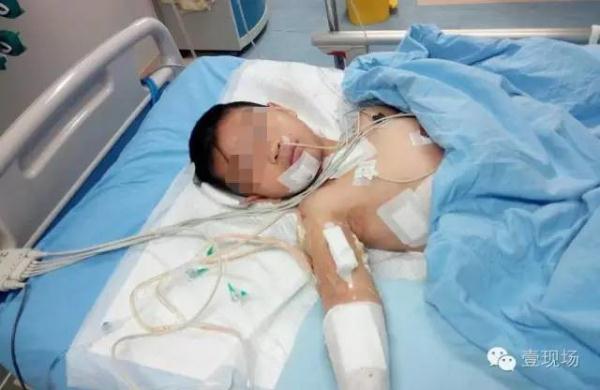 A 10-year-old boy is recovering in hospital after he was stabbed several times by a man on a bus in Yiyang, central Hunan Province.[Photo/weibo]