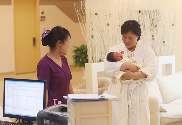  baby born at a private maternity hospital in Beijing. More and more well-off Chinese are turning to privately owned hospitals for their high-end conditions and services. (Wang Yuyi/For China Daily) 