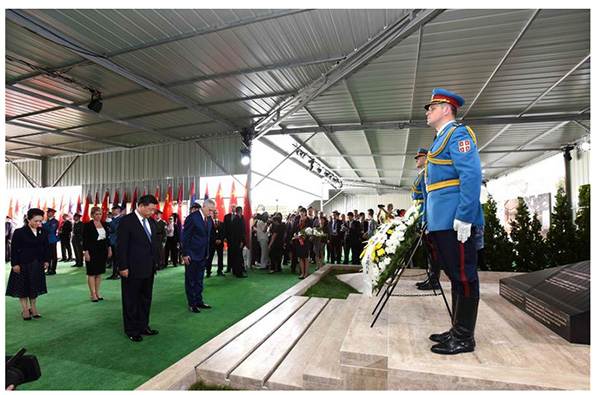 Chinese President Xi Jinping and his wife Peng Liyuan pay homage to the Chinese martyrs killed in the NATO bombing of the former Chinese embassy in the Federal Republic of Yugoslavia in May 1999, after arriving in Belgrade for a state visit to Serbia, June 17, 2016. The three martyrs were journalists Shao Yunhuan of Xinhua News Agency, and Xu Xinghu and his wife Zhu Ying, of the Guangming Daily newspaper. [Photo/Xinhua]