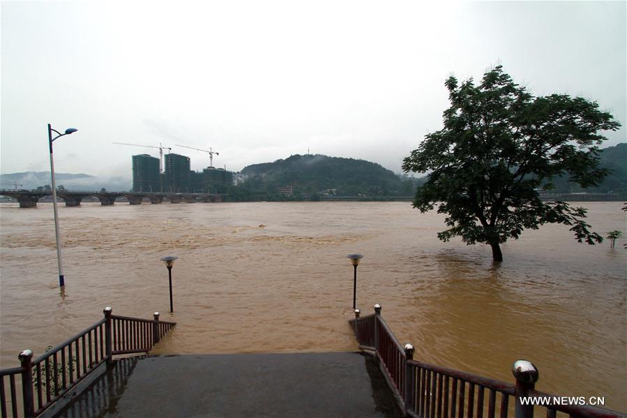 A road is submerged by flood in Shunchang County of Nanping City, southeast China&apos;s Fujian Province, June 18, 2016. Torrential railfall has pushed water level of a branch of the Minjiang River to surpass its warning line, flooding residential quarters and interrupting traffic in Shunchang County. (Xinhua/Chen Baicai) 