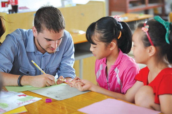 An British teacher teaches Chinese children how to learn English through paintings. Many students in China have trouble learning English and using it in their daily lives. [Photo/China Daily]